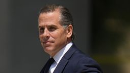 ARCHIVO - Hunter Biden, hijo del presidente Joe Biden, sale de una audiencia judicial en Wilmington, Delaware, 26 de julio de 2023.(AP Foto/Julio Cortez, File)