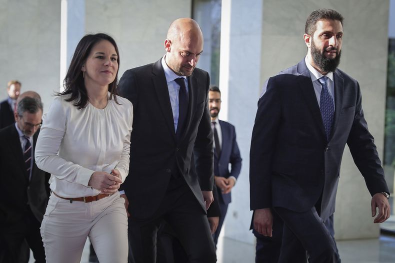 En esta imagen publicada por la agencia siria de noticias SANA, el líder de facto de Siria, Ahmad al-Sharaa, antes conocido como Abu Mohammed al-Golani, a la derecha, se reúne con la ministra alemana de Extriores, Annalena Baerbock, a la izquierda, y el ministro francés de Extriores, Jean-Noel Barrot, en el centro, el Damasco, Siria, el viernes 3 de enero de 2025. (SANA via AP)