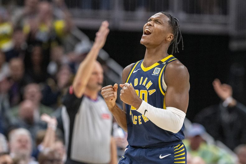 Bennedict Mathurin, base de los Pacers de Indiana, festeja tras encestar ante los Pistons de Detroit, el jueves 22 de febrero de 2024 (AP Foto/Doug McSchooler)