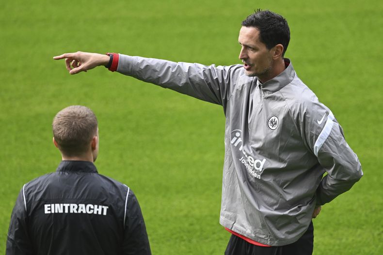 El entrenador del Eintracht Frankfurt, Dino Toppmöller, derecha, platica con el jugador Philipp Max durante el entrenamiento del equipo en el estadio en Frankfurt, Alemania, el miércoles 24 de octubre de 2023. Eintracht Frankfurt juega el jueves contra HJK Helsinki en partido del Grupo G de la Europa League. (Arne Dedert/dpa vía AP)