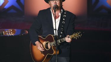 ARCHIVO - Toby Keith actúa en la 46ta Gala del Salón de la Fama de Compositores en el Marriott Marquis, el 18 de junio de 2015, en Nueva York. El cantante y compositor de Beer For My Horses Toby Keith ha muerto. Tenía 62 años. (Foto by Evan Agostini/Invision/AP, Archivo)