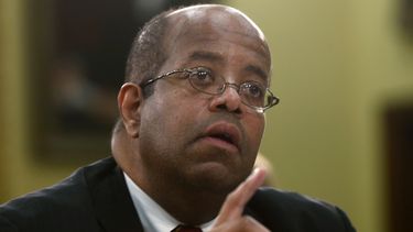 Funcionario: Fallas propiciaron robo de datos en el IRS