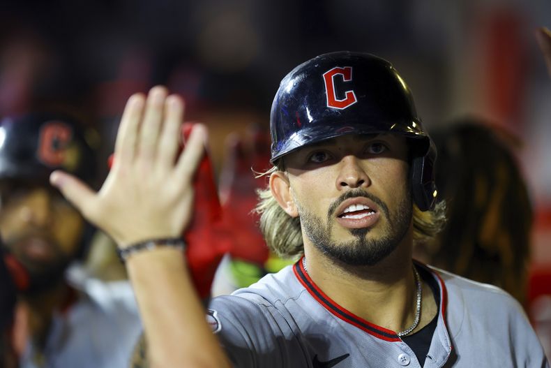El venezolano de los Guardianes de Cleveland Gabriel Arias felicitado en el dugout tras batear un jonrón en la sexta entrada ante los Mets de Nueva York el lunes 4 de agosto del 2025. (Gordon Donovan via AP)