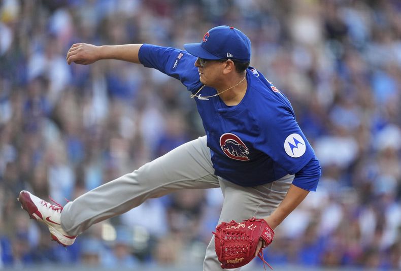 El mexicano Javier Assad, de los Cachorros de Chicago, realiza un lanzamiento en su apertura frente a los Rockies de Colorado, el sábado 30 de agosto de 2025 (AP Foto/David Zalubowski)