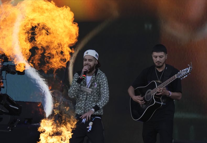 Jesus Diego Jay Dee, izquierda, cantante de la banda estadounidense Herencia de Patrones, durante su concierto en el segundo día del festival Arre en la Ciudad de México el 10 de septiembre de 2023. (Foto AP/Fernando Llano)