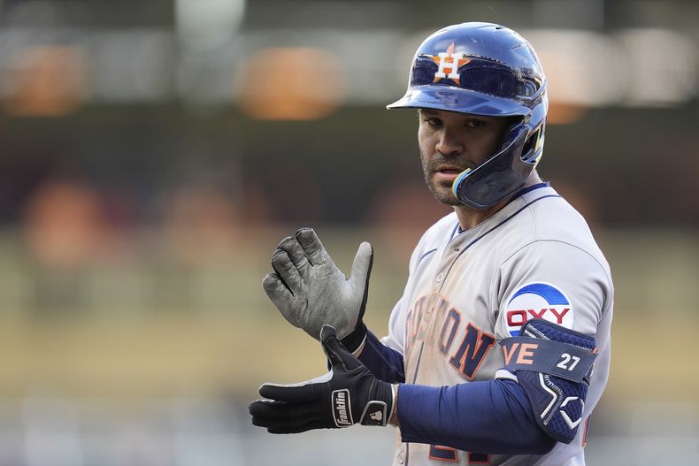José Altuve, de los Astros de Houston, aplaude después de impulsar una carrera con un sencillo en la 10ma entrada del juego de béisbol de Grandes Ligas contra los Mellizos de Minnesota, el domingo 6 de abril de 2025, en Minneapolis. (AP Foto/Abbie Parr)