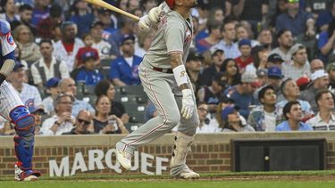 Nick Castellanos de los Filis de Filadelfia pega un jonrón de tres carreras en la segunda entrada del encuentro ante los Cachorros de Chicago el miércoles 28 de junio del 2023. (AP Foto/Matt Marton)