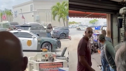 ¡balacera en miami! sujeto armado siembra el panico en almacen del sw
