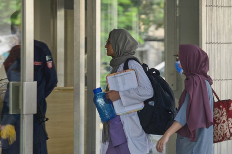 Personal hospitalario entra al Sector de Madres y Bebés en el Instituto de Ciencias Médicas de Pakistán en Islamabad, el 27 de agosto del 2026. (AP foto/M.A. Sheik)