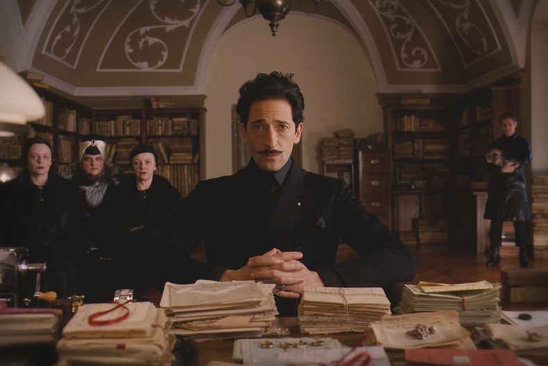 Esta imagen proporcionada por Criterion muestra a Adrien Brody en una escena de la película de 2014 El Gran Hotel Budapest. (Criterion via AP)