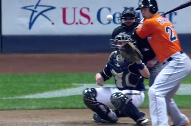 El líder de carreras impulsadas de las Grandes Ligas fue golpeado por un lanzamiento de 88 millas por hora ejecutado por el pitcher Mike Fiers, de los Cerveceros.
