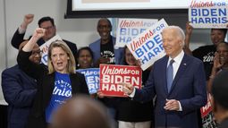 El presidente Joe Biden llega a una visita a las oficinas generales de la AFL-CIO, el miércoles 10 de julio de 2024, en Washington, aclamado por la presidenta de la AFL-CIO, Liz Shuler, izquierda. (AP Foto/Evan Vucci)