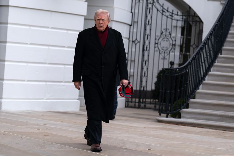 El presidente Donald Trump en el jardín sur de la Casa Blanca, el sábado 22 de noviembre de 2025, en Washington. (AP Foto/Jose Luis Magana)