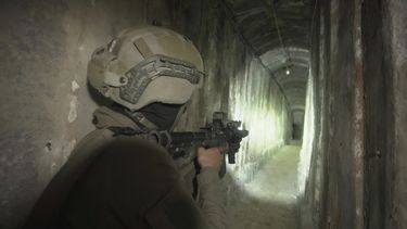 En esta imagen de archivo, soldados israelíes muestran a reporteros el túnel subterráneo hallado bajo el hospital de Shifa, en la Ciudad de Gaza, el 22 de noviembre de 2023. (AP Foto/Victor R. Caivano, archivo)