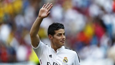 americateve | El nuevo jugador del Real Madrid James Rodr&iacute;guez, de Colombia, durante su presentaci&oacute;n oficial en el estadio Santiago Bernab&eacute;u de Madrid, Espa&ntilde;a, el 22 de julio de 2014. fEl segundo a&ntilde;o de Carlo Ancelloti al frente del R