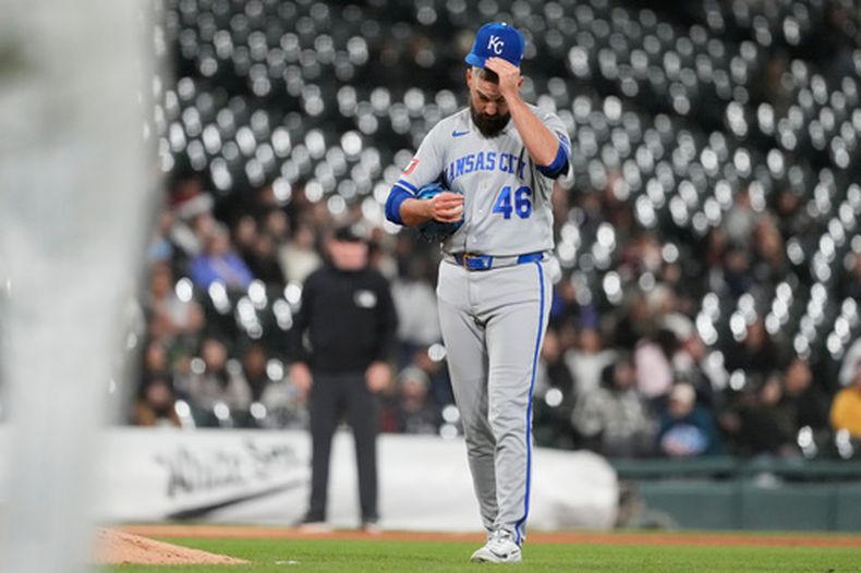 John Schreiber, relevista de los Reales de Kansas City, se ajusta la gorra durante el juego del miércoles 13 de mayo de 2026 ante los Medias Blancas de Chicago (AP Foto/Nam Y. Huh)