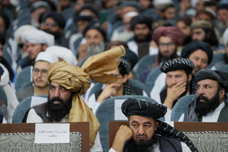 Delegados del Talibán de todo el país asisten a una reunión que inicia las celebraciones en el quinto aniversario de la retirada de EEUU y el inicio del gobierno talibán el Salón Loya Jirga en Kabul, Afganistán, el sábado 15 de agosto de 2026. (AP Foto/Siddiqullah Alizai)