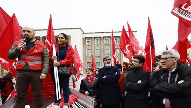 Una protesta organizada por el sindicato CGIL frente al tribunal de Latina, al sur de Roma, Italia, martes 1 de abril de 2025. (Cecilia Fabiano/LaPresse via AP)