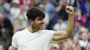 El español Carlos Alcaraz celebra tras vencer al estadounidense Tommy Paul en los cuartos de final de Wimbledon el martes 9 de julio del 2024. (AP Foto/Kirsty Wigglesworth)