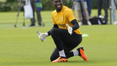 ARCHIVO - El arquero Andre Onana durante un entrenamiento del Inter de Milán, el 5 de junio de 2023, en Appiano Gentile. Onana ha fichado con el Manchester United. (AP Foto/Antonio Calanni)