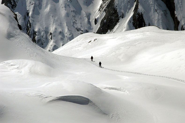 Dos alpinistas en el Valle de Formazza en el norte de Italia el 11 de abril de 2004. (Foto AP /Fabio Polimeni)