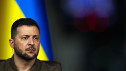 Archivo - El presidente de Ucrania, Volodymyr Zelenskyy, escucha una pregunta durante una conferencia de prensa conjunta con el presidente de Turquía, Recep Tayyip Erdogan, luego de su reunión en Estambul, Turquía, el sábado 8 de julio de 2023. (AP Foto/Francisco Seco, Archivo)