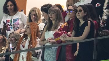 Ice Spice, de izquierda a derecha, Taylor Swift, Este Haim y Alana Haim observan durante la primera mitad del Super Bowl 59 de la NFL entre los Chiefs de Kansas City y los Eagles de Filadelfia, el domingo 9 de febrero de 2025, en Nueva Orleans. (Foto AP/Gerald Herbert)