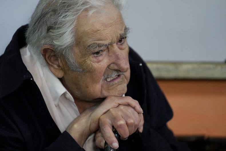 ARCHIVO - El expresidente de Uruguay José Pepe Mujica se sienta dentro de un colegio electoral mientras espera para votar en la segunda vuelta presidencial en Montevideo, Uruguay, el 24 de noviembre de 2024. (AP Foto/Natacha Pisarenko, Archivo)