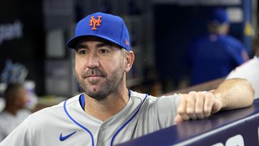 Justin Verlander, de los Mets de Nueva York, mira desde la cueva, antes del juego inaugural de la campaña ante los Marlins de Miami, el jueves 30 de marzo de 2023 (AP Foto/Lynne Sladky)