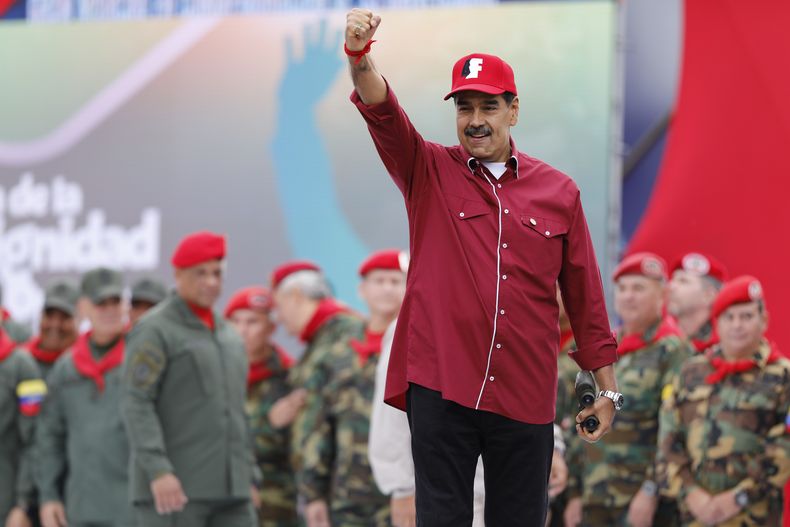 ARCHIVO - El presidente venezolano Nicolás Maduro saluda a sus seguidores durante un evento que marca el aniversario del fallido golpe de 1992 liderado por el fallecido presidente Hugo Chávez en Caracas, Venezuela, el martes 4 de febrero de 2025. (AP Foto/Cristian Hernández, archivo)