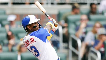 Ronald Acuña Jr. de los Bravos de Atlanta batea ante los Marlins de Miami, el sábado 1 de julio de 2023. (AP Foto/Alex Slitz)