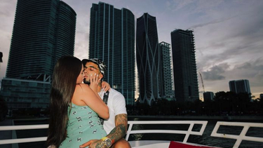 anuel aparece besando a una mujer en un yate el dia en que su ex yailin cumple 21 anos