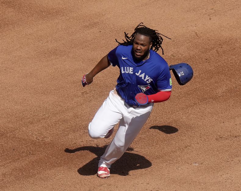 Vladimir Guerrero Jr., de los Azulejos de Toronto, se enfila a anotar gracias a un doble productor de su compañero Bo Bichette durante la sexta entrada del juego de béisbol en contra de los Medias Blancas de Chicago, el lunes 20 de mayo de 2024, en Toronto. (Chris Young/The Canadian Press vía AP)