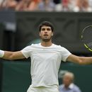 El español Carlos Alcaraz celebra su triunfo ante el chileno Nicolás Jarry en el sexto día del torneo de Wimbledon, el sábado 8 de julio de 2023, en Londres. (AP Foto/Alastair Grant)