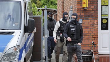 Policías durante un registro en el edificio Altes Postamt en Neubukow, Alemania, el miércoles 21 de mayo de 2025. (Bernd Wuestneck/dpa via AP)
