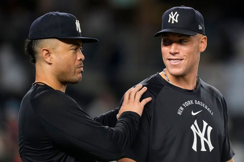 Aaron Judge y Giancarlo Stanton de los Yankees de Nueva York celebran tras vencer a los Medias Rojas de Boston el viernes 28 de agosto del 2026. (AP Foto/Yuki Iwamura)