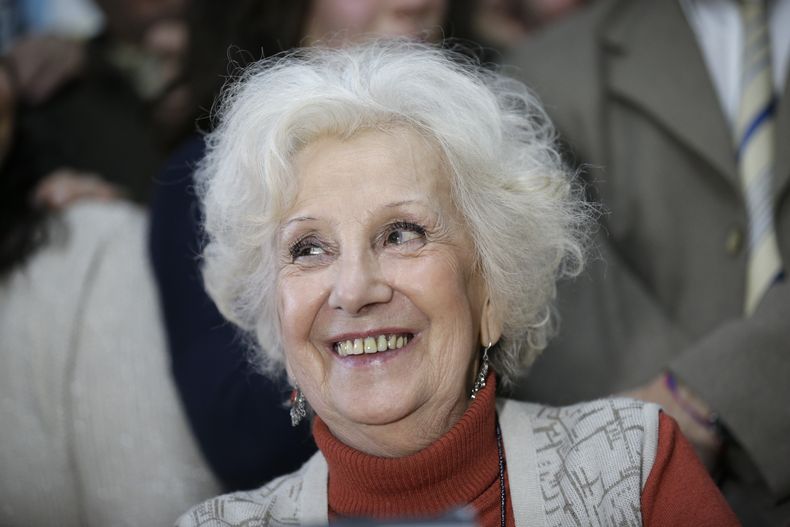 ARCHIVO - Foto de archivo, 5 de agosto de 2014, de Estela de Carlotto, presidenta de las Abuelas de Plaza de Mayo en conferencia de prensa en Buenos Aires. Abuelas de Plaza de Mayo anunci&oacute; el viernes 22 de agosto de 2014 que logr&oacute; identifica
