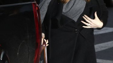 americateve | La famosa actriz Amy Adams y su novio Darren Le Gallo llegan al funeral del actor Philip Seymour Hoffman en la Funeraria Frank E. Campbell en Manhattan el jueves 6 de febrero de 2014 en Nueva York. (Foto AP/Kathy Willens)