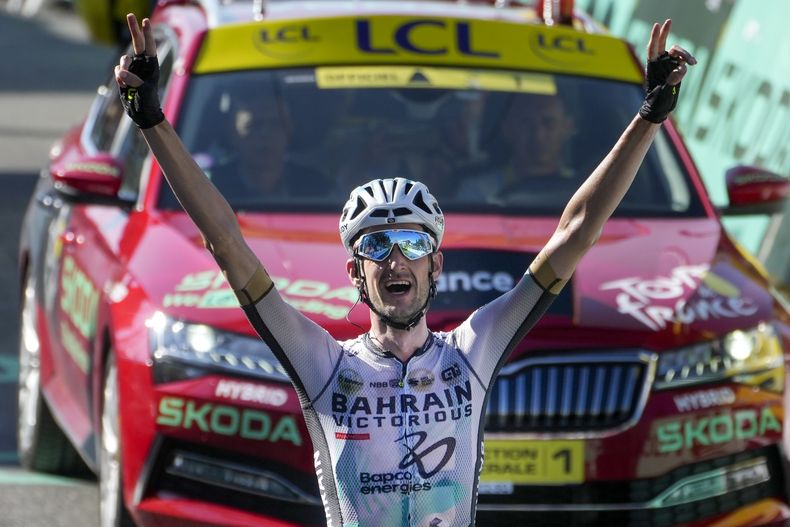 Wout Poels celebra su victoria en la 15ta etapa del Tour de Francia, el domingo 16 de julio de 2023, en Saint-Gervais Mont-Blanc. (AP Foto/Thibault Camus) tes as he crosses the finish line during the fifteenth stage of the Tour de France cycling race over 179 kilometers (111 miles) with start in Les Gets Les Portes du Soleil and finish in Saint-Gervais Mont-Blanc, France, Sunday, July 16, 2023. (AP Photo/Thibault Camus)