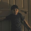 Esta imagen publicada por Warner Bros. Pictures muestra a Cary Christopher en una escena de Weapons. (Warner Bros. Pictures via AP)