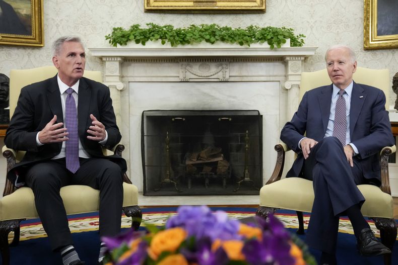 El presidente de la Cámara de Representantes, el republicano Kevin McCarthy, habla durante la reunión con el presidente Joe Biden para discutir la elevación del límite de deuda, en la Oficina Oval de la Casa Blanca, 22 de mayo de 2023. No hubo acuerdo, pero ambos dijeron que la reunión fue productiva. (AP Foto/Alex Brandon)