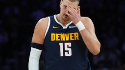 Nikola Jokic (15), de los Nuggets de Denver, camina en la duela durante la primera mitad del juego de baloncesto de la NBA contra el Heat de Miami, el lunes 29 de diciembre de 2025, en Miami. (AP Foto/Lynne Sladky)
