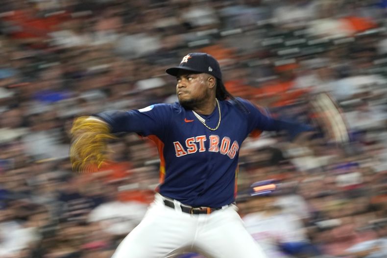 En esta foto tomada con una velocidad baja de obturación, el dominicano Framber Valdez, de los Astros de Houston, hace un lanzamiento en el juego del martes 20 de junio de 2023, ante los Mets de Nueva York (AP Foto/David J. Phillip)