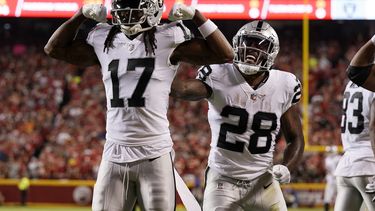 Davante Adams, acusado de delito por empujar a fotógrafo