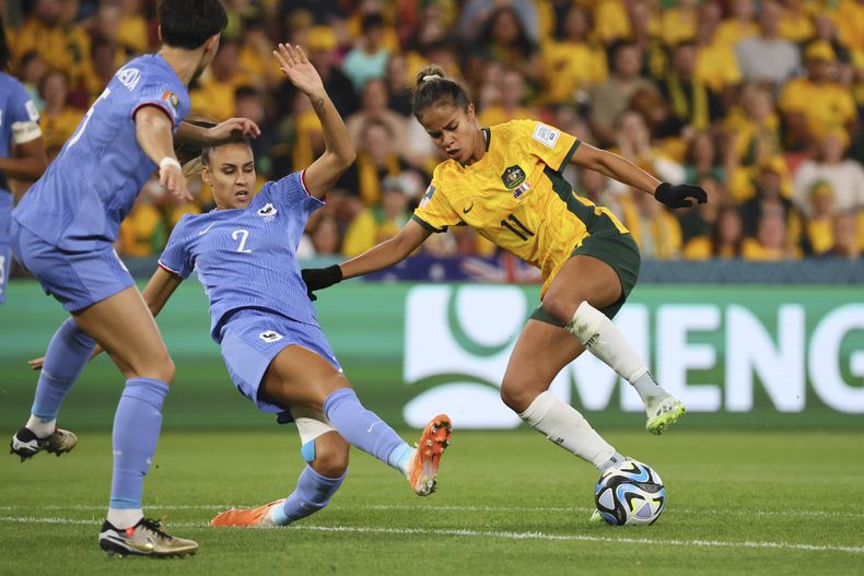 La australiana Mary Fowler (derecha) regatea con la pelora ante la francesa Maelle Lakrar durante el partido de cuartos de final del Mundial femenino de Australia y Nueva Zelanda, en Brisbane, Australia, el 12 de agosto de 2023. (AP Foto/Tertius Pickard)