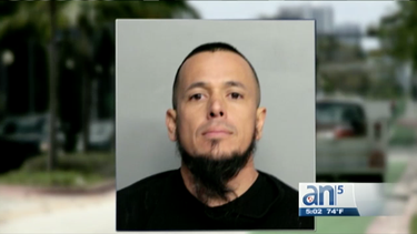 un agresor sexual de miami beach tenia en su poder arsenal de armas
