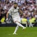 Karim Benzema del Real Madrid anota de penal contra el Athletic Bilbao en la Liga española, el domingo 4 de junio de 2023, en Madrid. (AP Foto/Bernat Armangue)