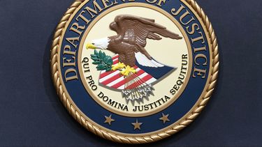 ARCHIVO - Esta fotografía del 16 de mayo de 2023 muestra el sello del Departamento de Justicia (DOJ, por sus siglas en inglés) durante una conferencia de prensa en la oficina del DOJ, en Washington. (Foto AP/José Luis Magaña, archivo)
