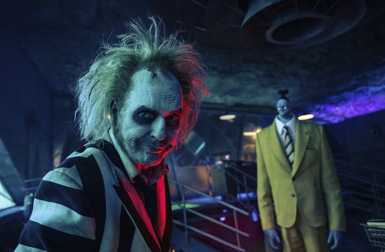Esta imagen proporcionada por Warner Bros. Pictures muestra a Michael Keaton en una escena de Beetlejuice Beetlejuice. (Parisa Taghizadeh/Warner Bros. Pictures via AP)