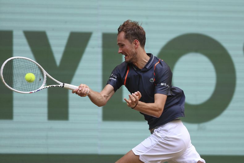 El ruso Daniil Medvedev en acción en el encuentro ante el español Roberto Bautista Agut en los cuartos de final del Abierto de Halle el viernes 23 de junio del 2023. (Friso Gentsch/dpa via AP)